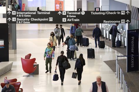 US airlines, travel industry push White House to end pre